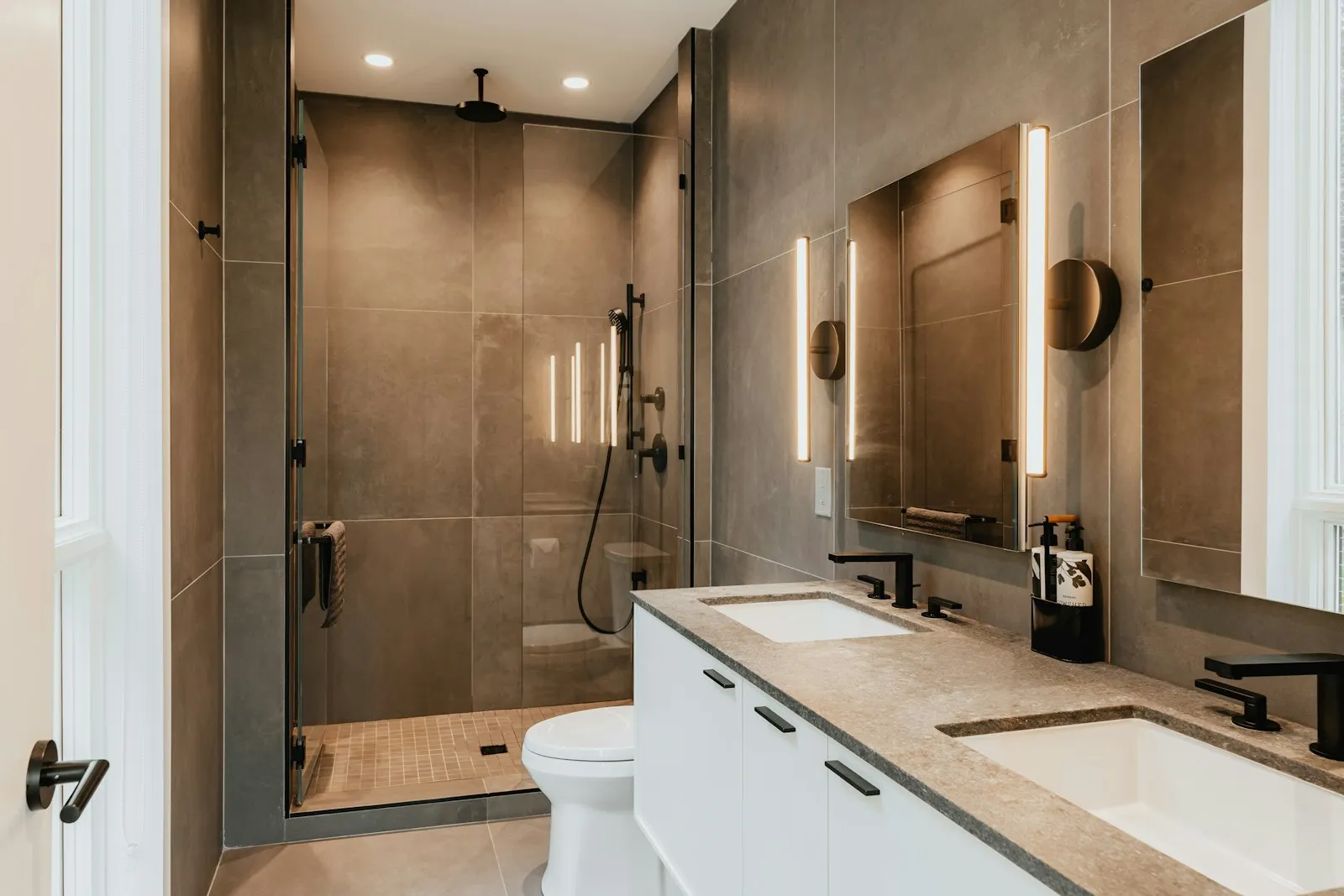 Modernes Bad mit begehbarer Glasdusche, WC und Doppelwaschtisch
