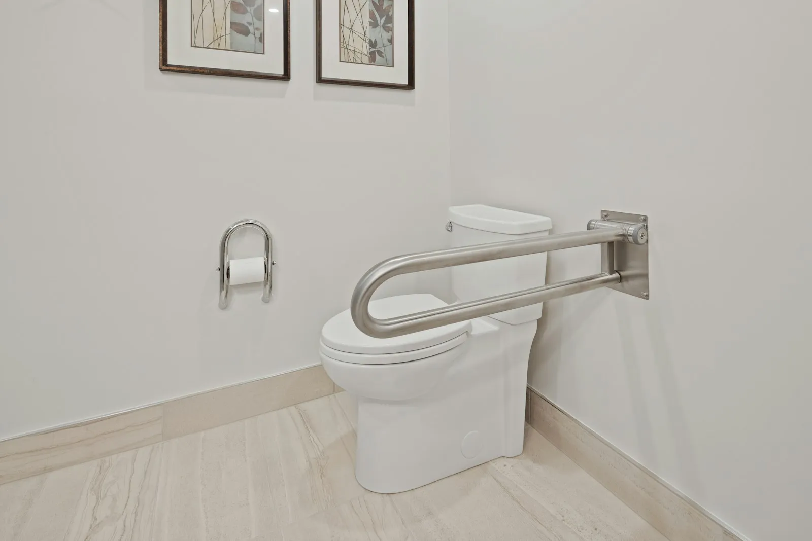 WC mit wandmontiertem, hochklappbarem Stützgriff